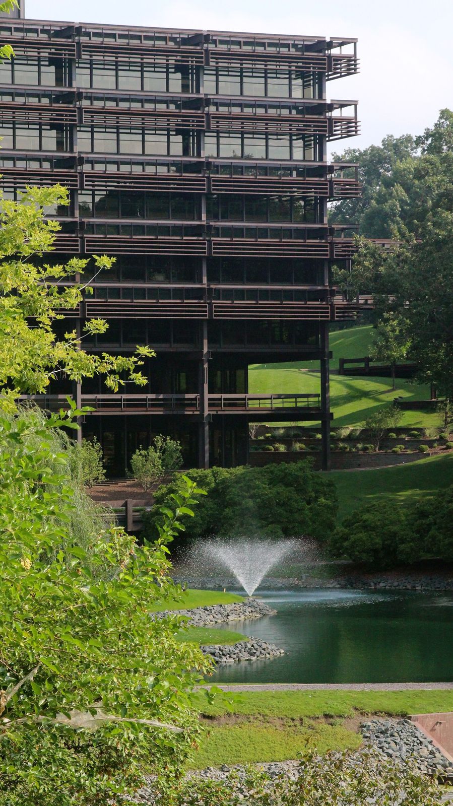 John Deere: Fountain in a pond in front of the steel building