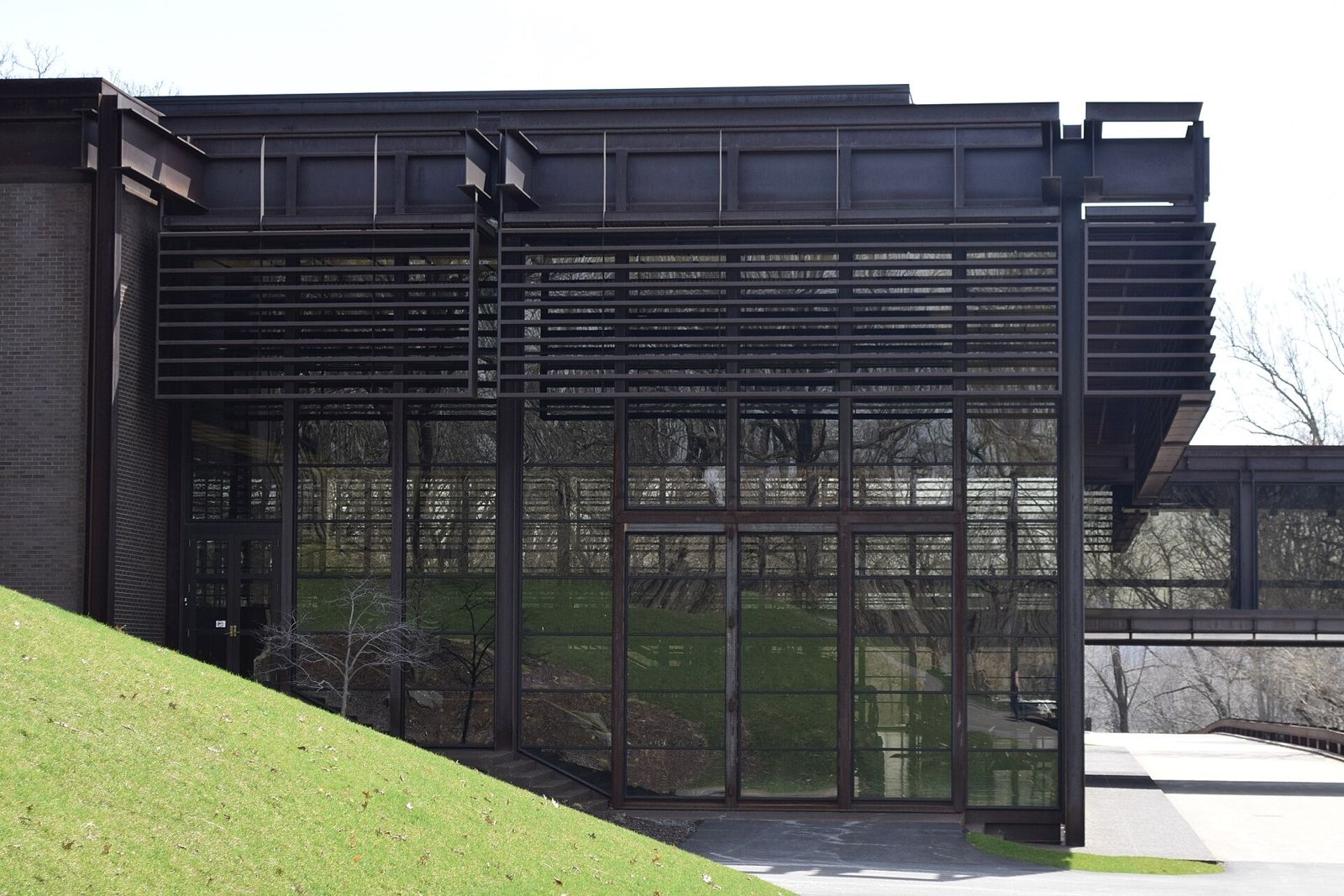 John Deere: Glass pavilion framed in dark steel beside a lawn