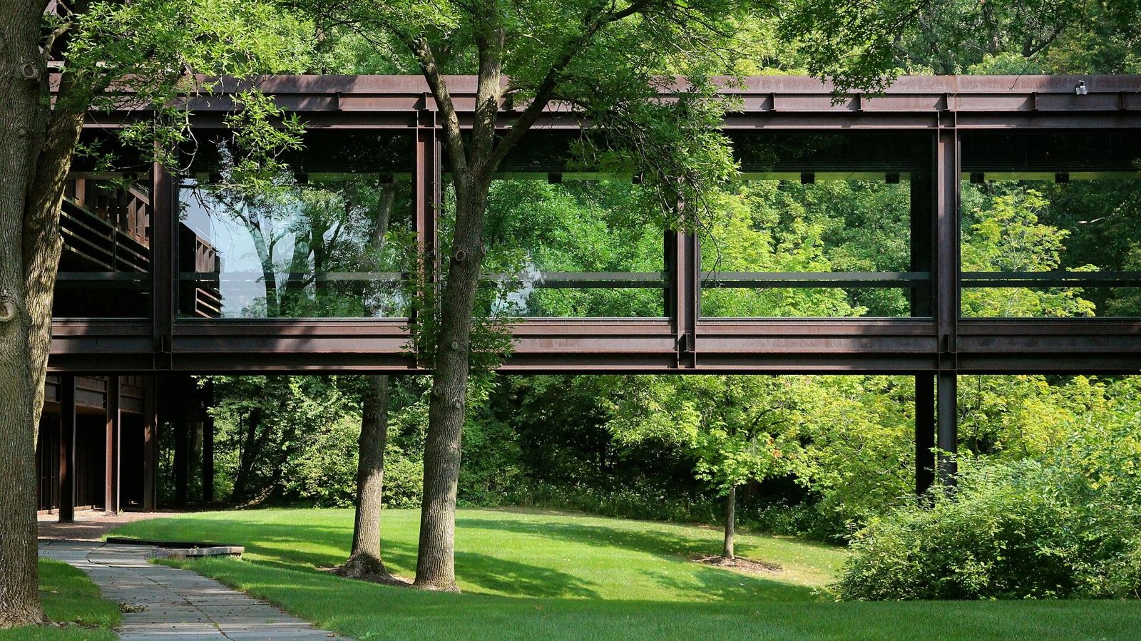 John Deere: Glass-walled bridge between buildings over a lawn