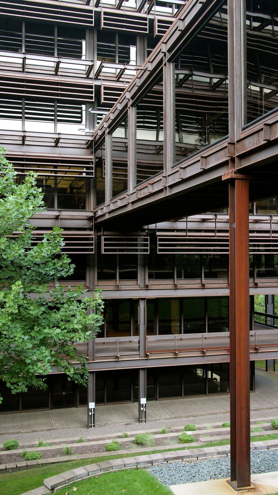 John Deere: Steel columns and sunshades close up
