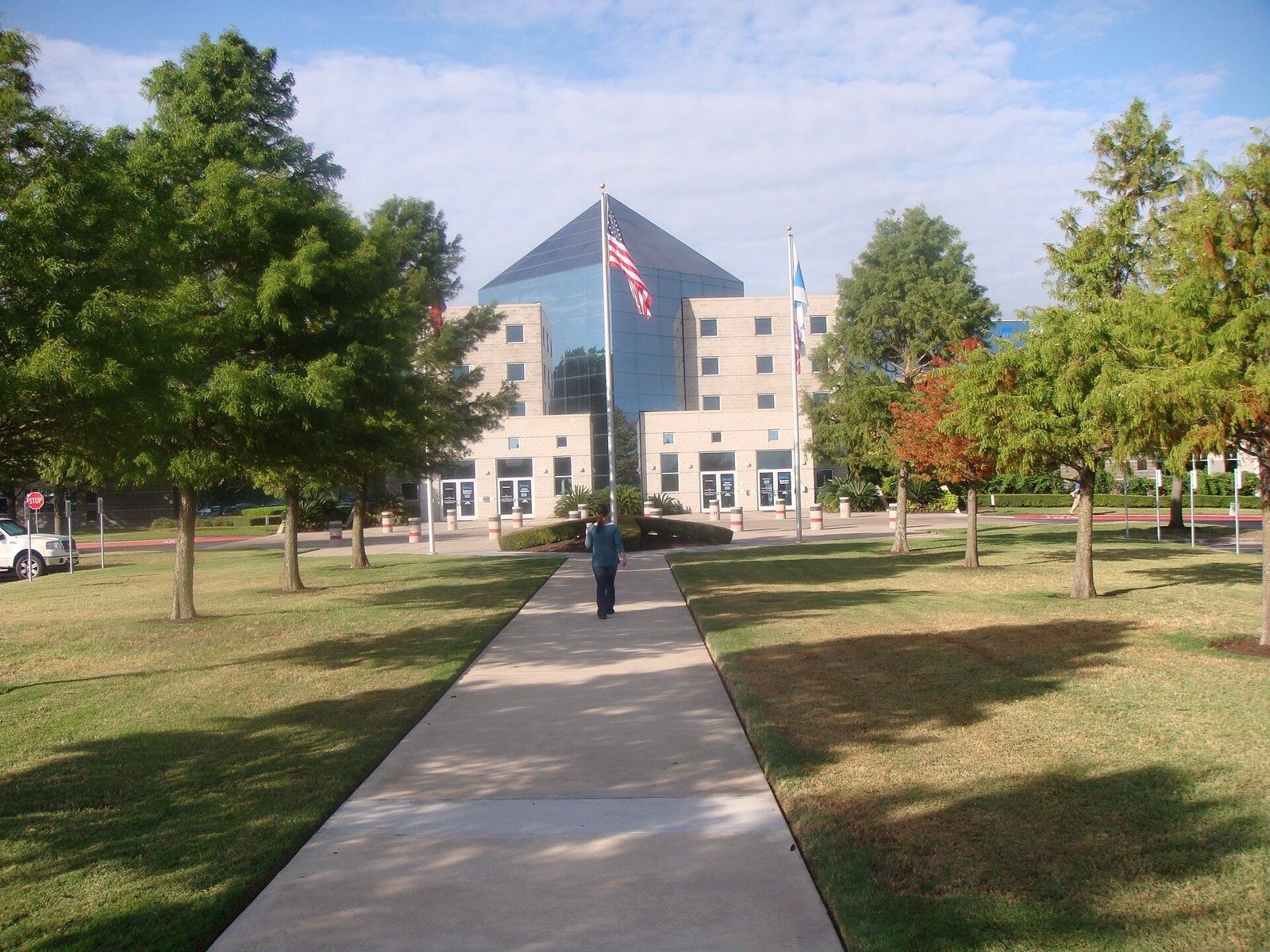 Dell Technologies: A path through the lawn to the pyramid building