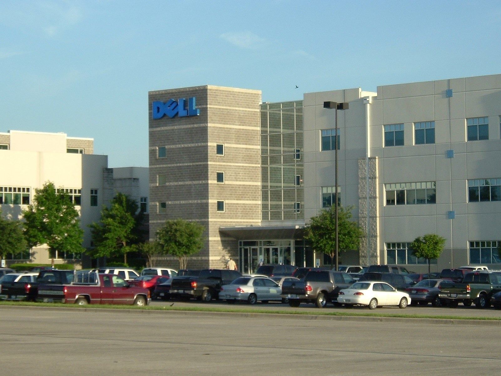 Dell Technologies: Office buildings with a Dell sign