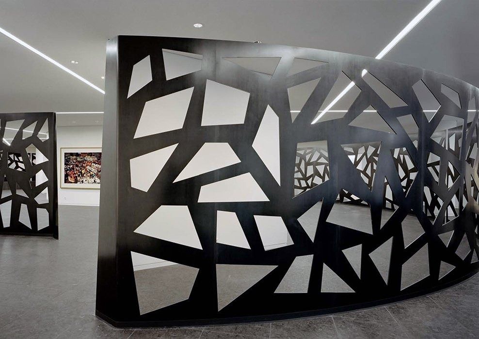 Deutsche Bank: Curved black screen wall with irregular cut-outs in a white office space