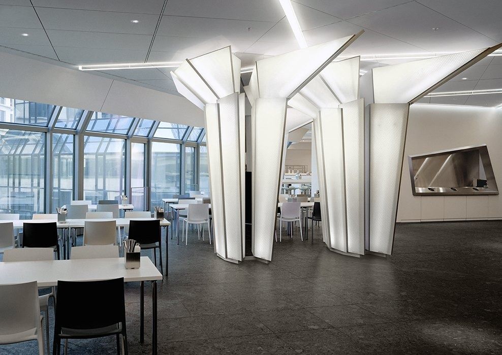 Deutsche Bank: Dining space with angular white light columns and tables by the windows