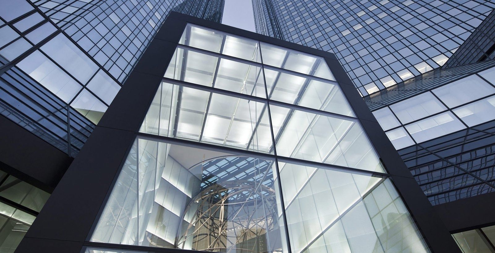 Deutsche Bank: Glass entrance pavilion between dark glass towers