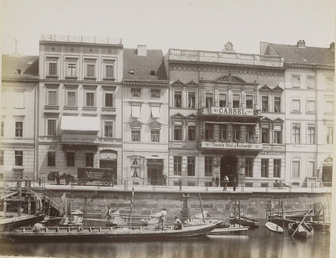 Black-and-white photo of townhouses along the river on Burgstraße