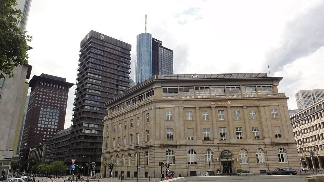 Sandstone office building at Roßmarkt 18 with towers behind