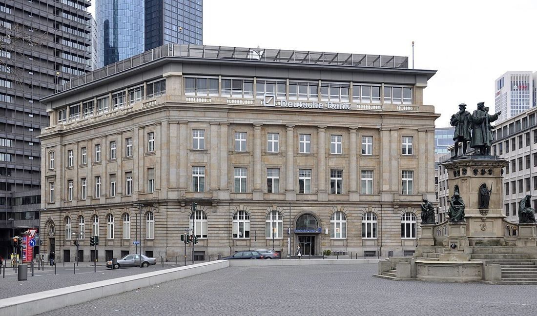 Stone bank building on Roßmarkt square with a monument in front