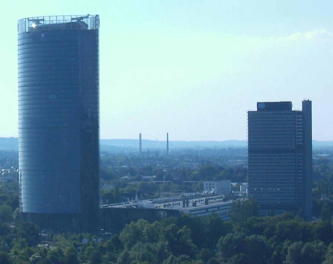 DHL Group: Aerial view of the glass tower next to a high-rise slab
