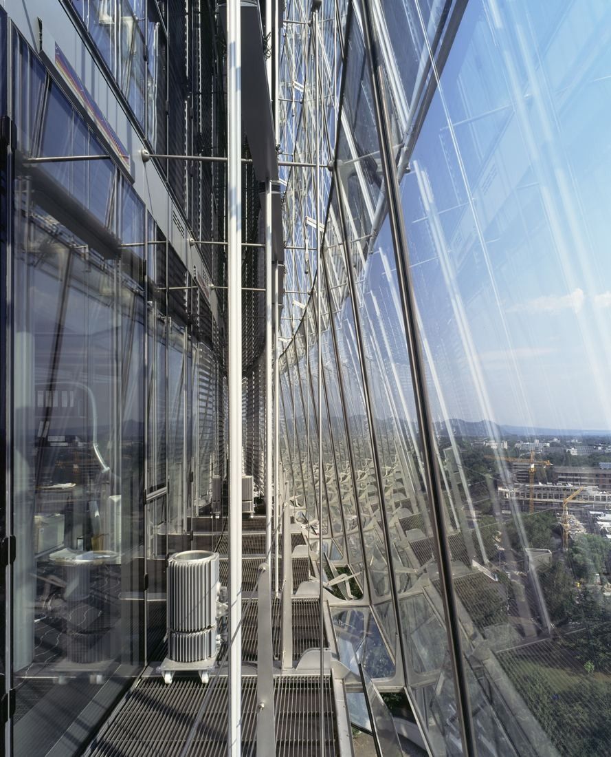 DHL Group: Narrow cavity between two layers of glass façade high above the city