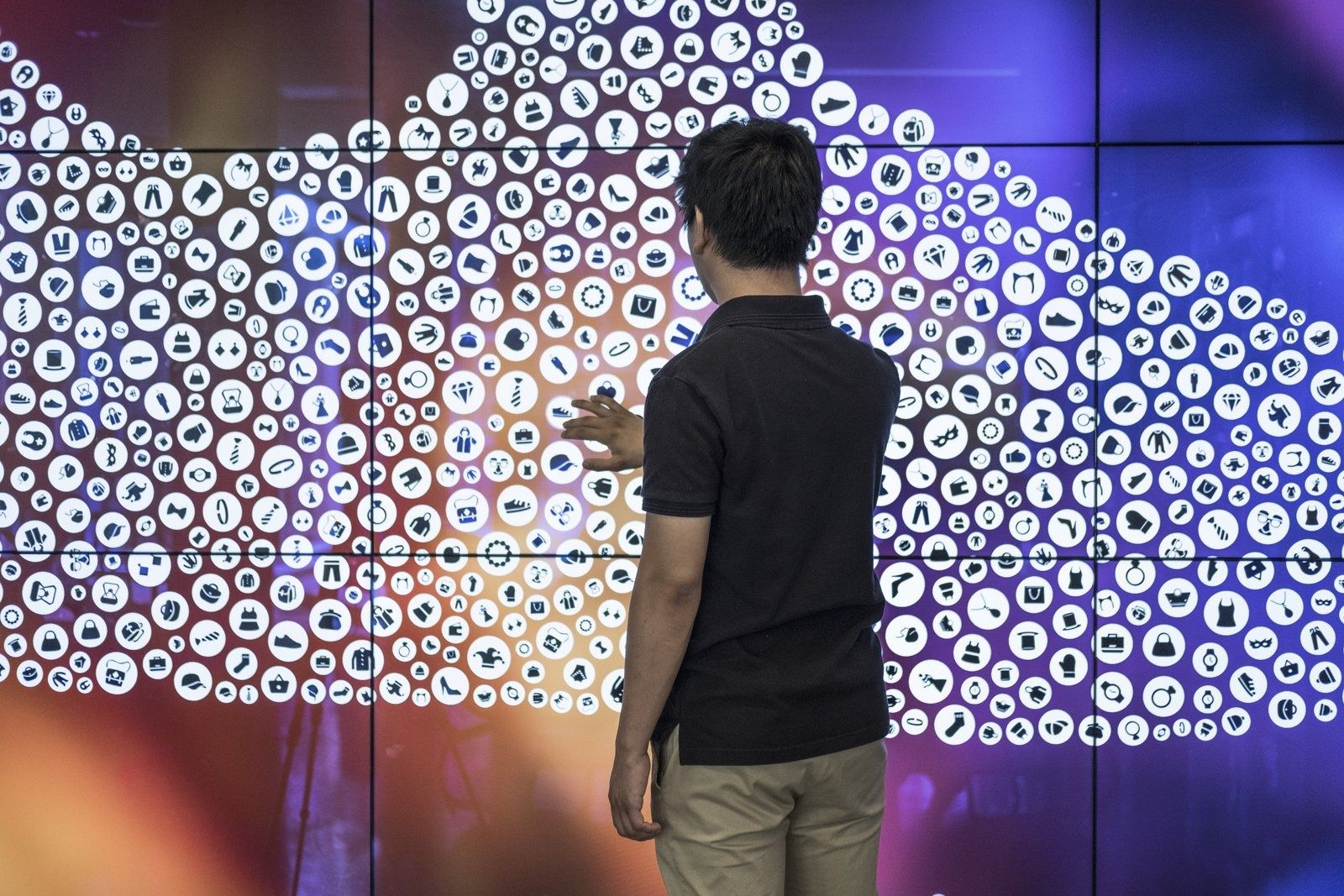 eBay: Visitor in front of an interactive wall made of thousands of product circles