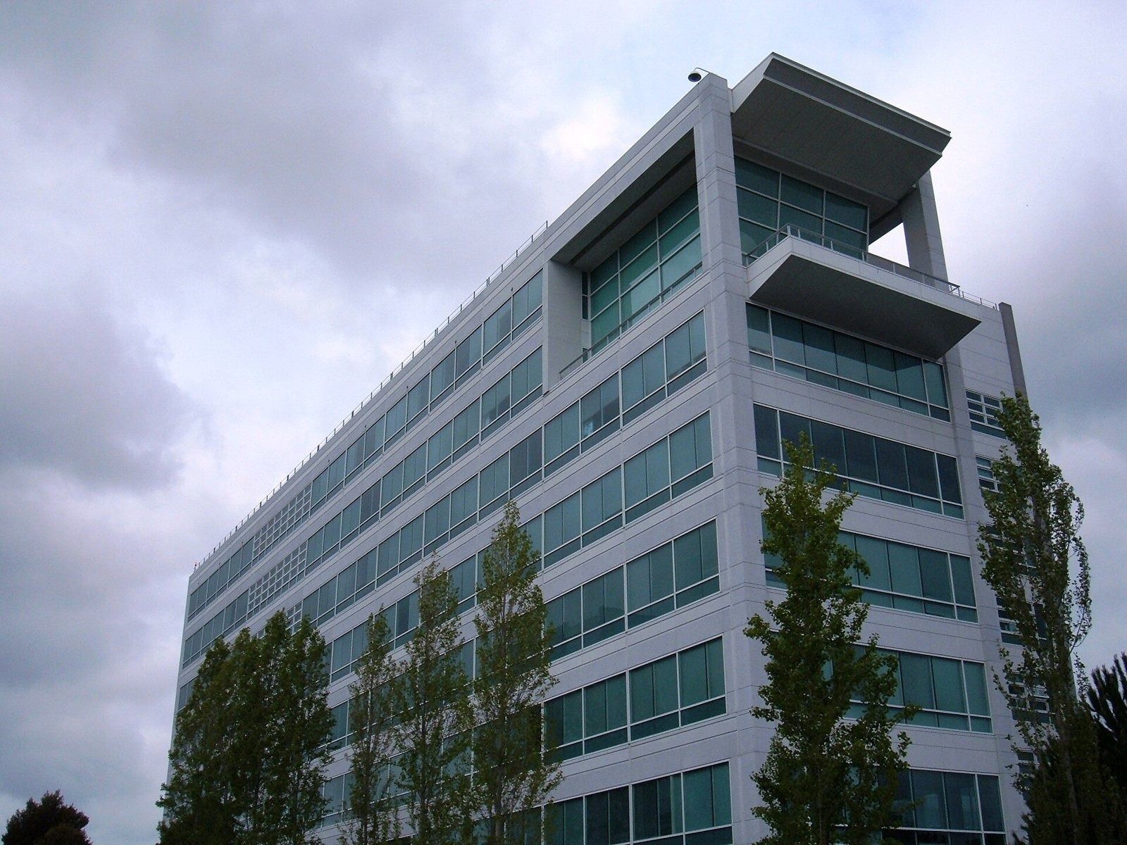 Electronic Arts: Six-storey glass office building on the campus