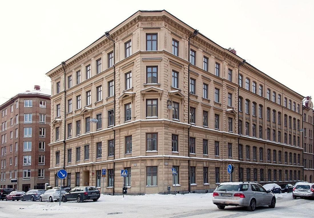 Five-storey pink plaster corner building on Tulegatan