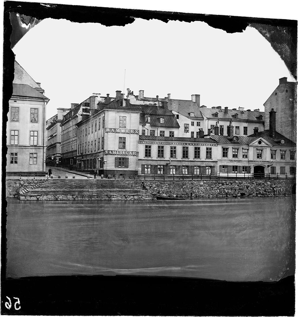 Old photo of buildings at the end of Drottninggatan by the water