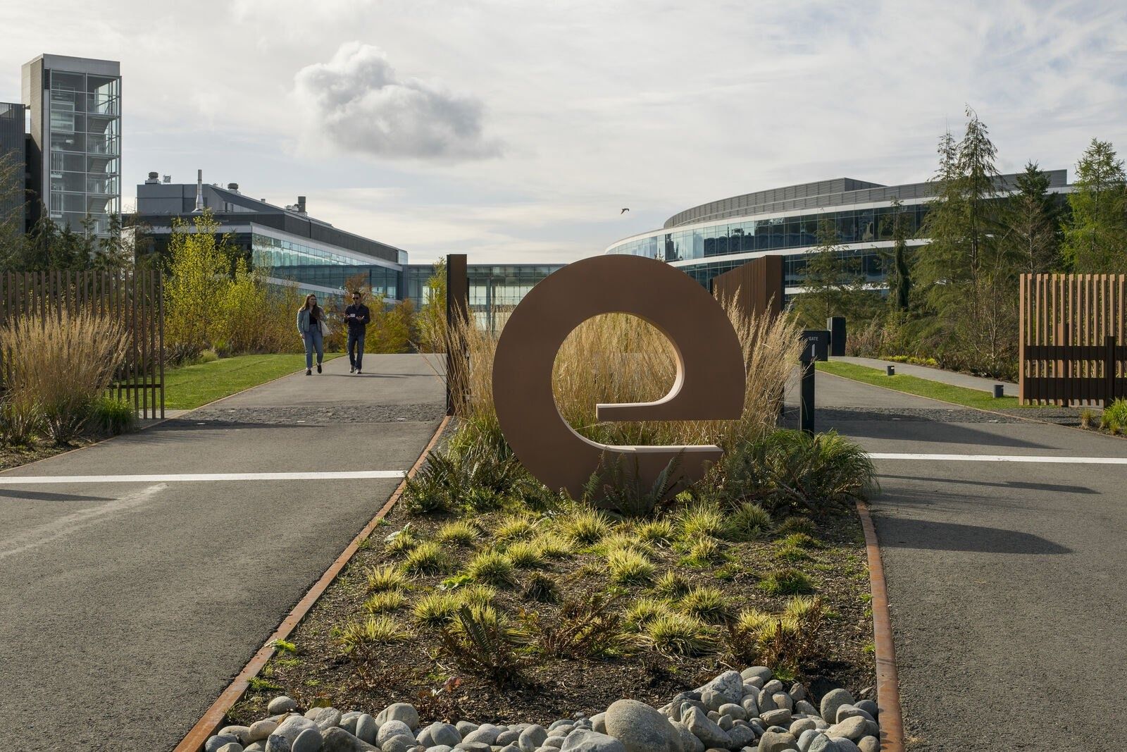 Expedia Group: Garden path with a large e sculpture