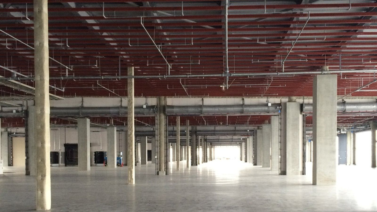 Fast Retailing (UNIQLO): Empty concrete floor with columns before fit-out