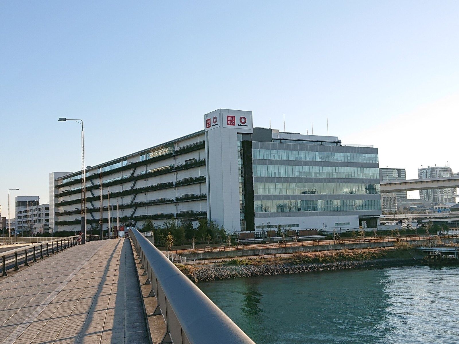 Fast Retailing (UNIQLO): Six-storey building with the UNIQLO logo on Tokyo Bay