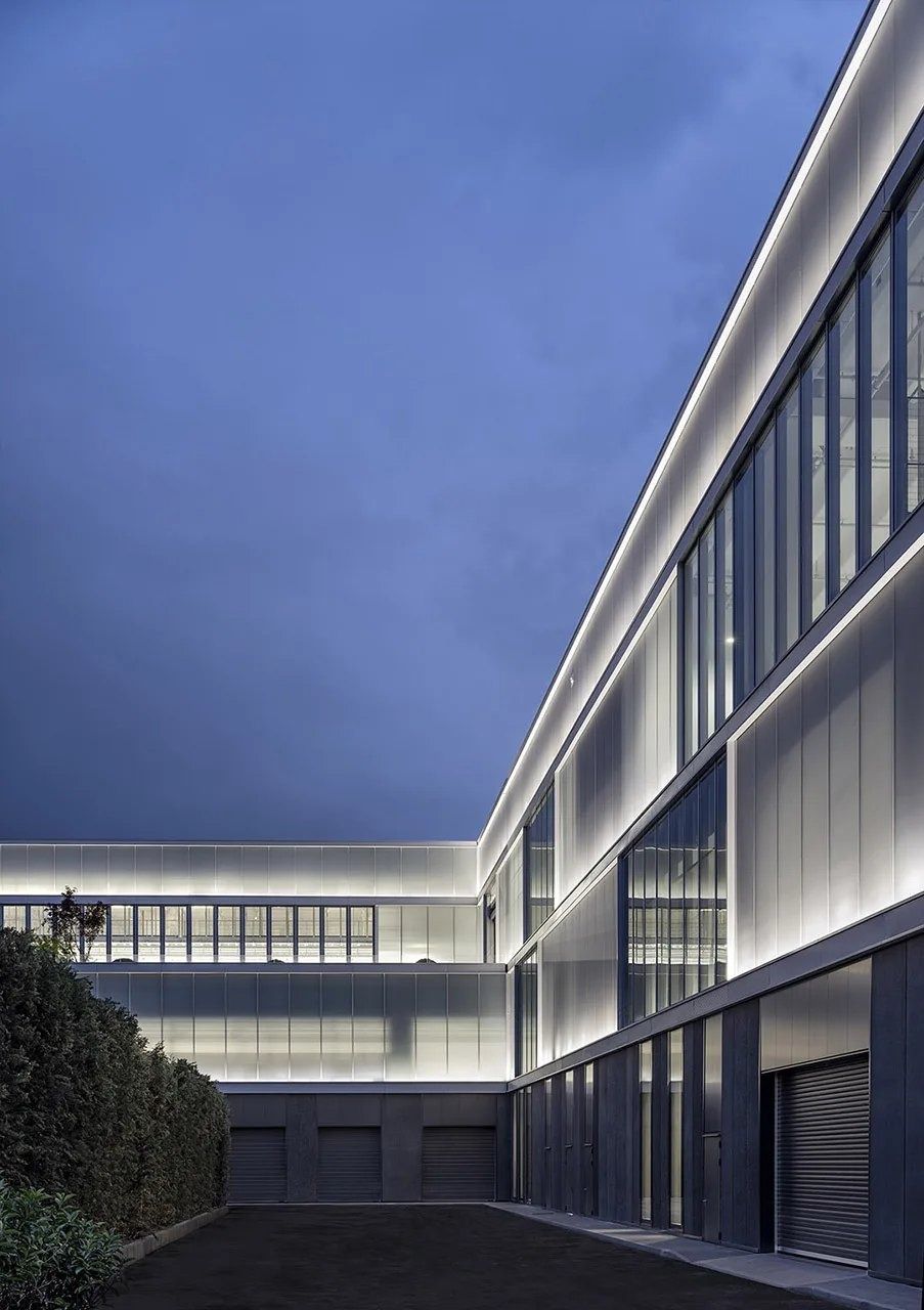 Ferrari: Courtyard between two glass wings