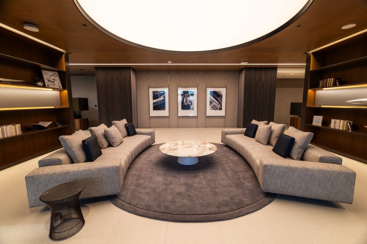 General Motors: Round lounge with curved sofas and bookshelves