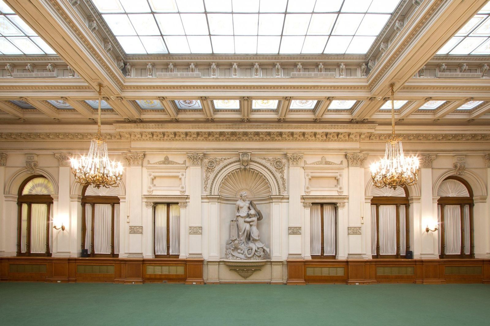 Generali: Hall with a plate-glass ceiling, chandeliers and a marble statue in a niche