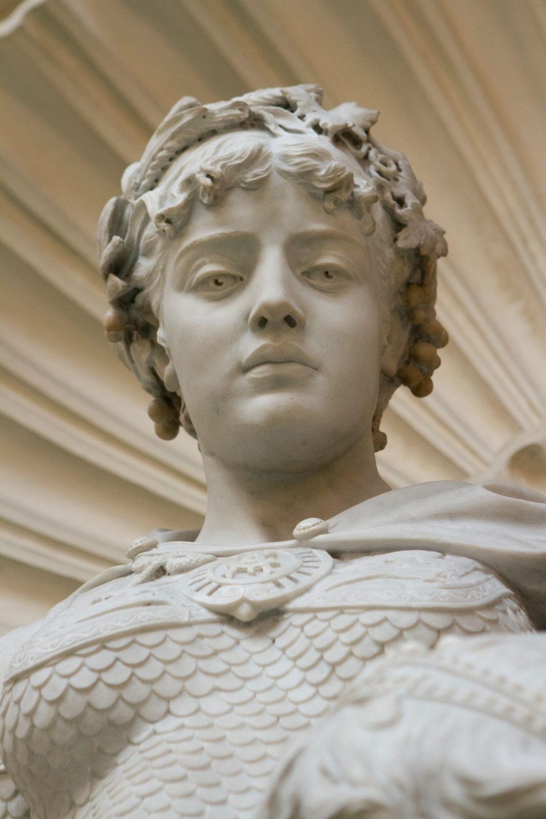 Generali: Marble statue of a woman with a sculpted collar