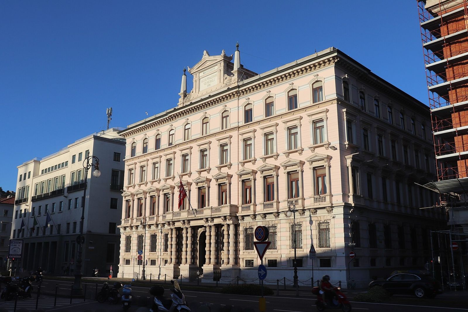Generali: Palazzo Geiringer on a sunny day