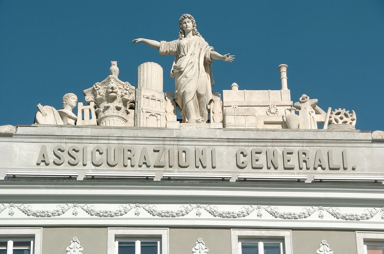 Generali: Statue and lettering on the roofline