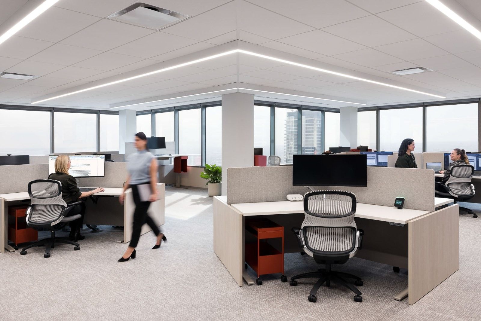 Glenmede: Open workstations beside windows