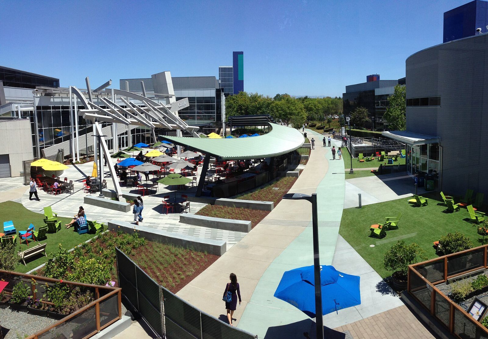 Google: Courtyard with lawns, umbrellas and paths