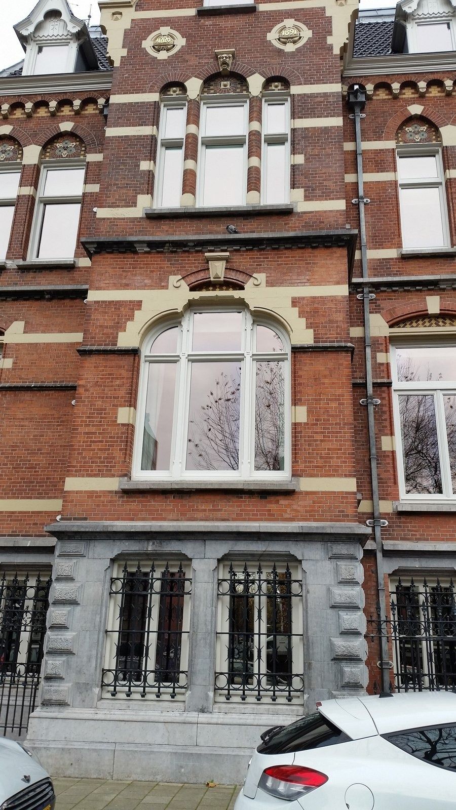 Heineken: Brick side facade with arched windows above a grey stone base