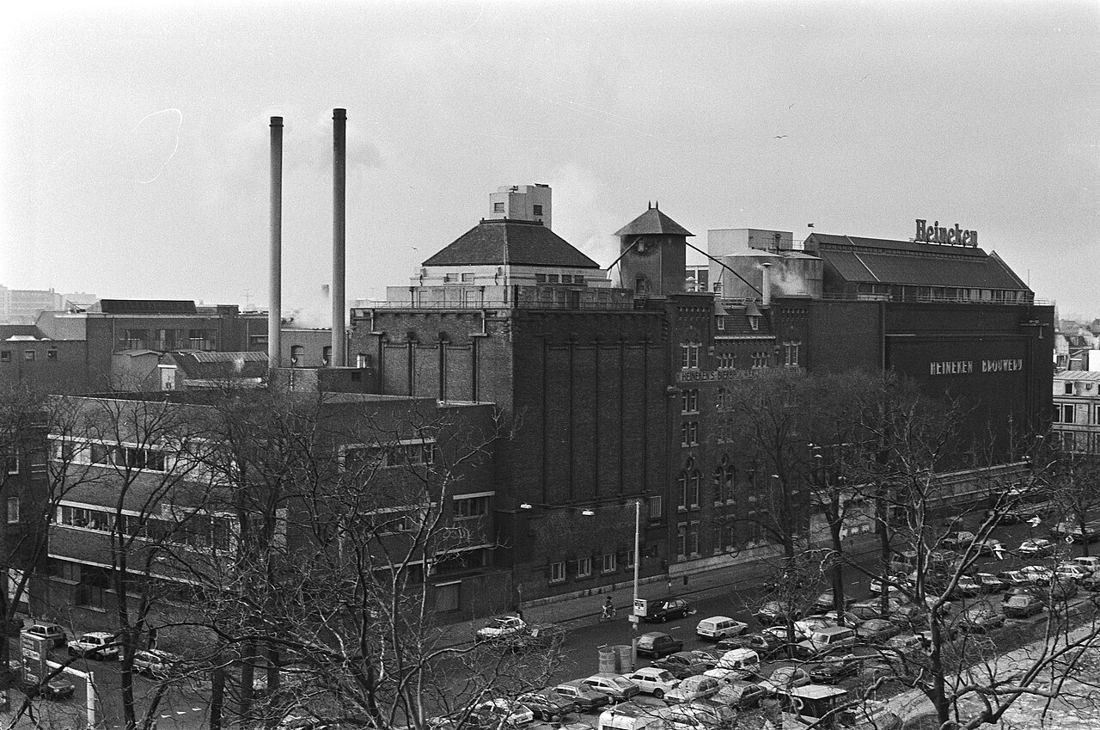 Black-and-white photo of the Heineken brewery with chimneys on Stadhouderskade
