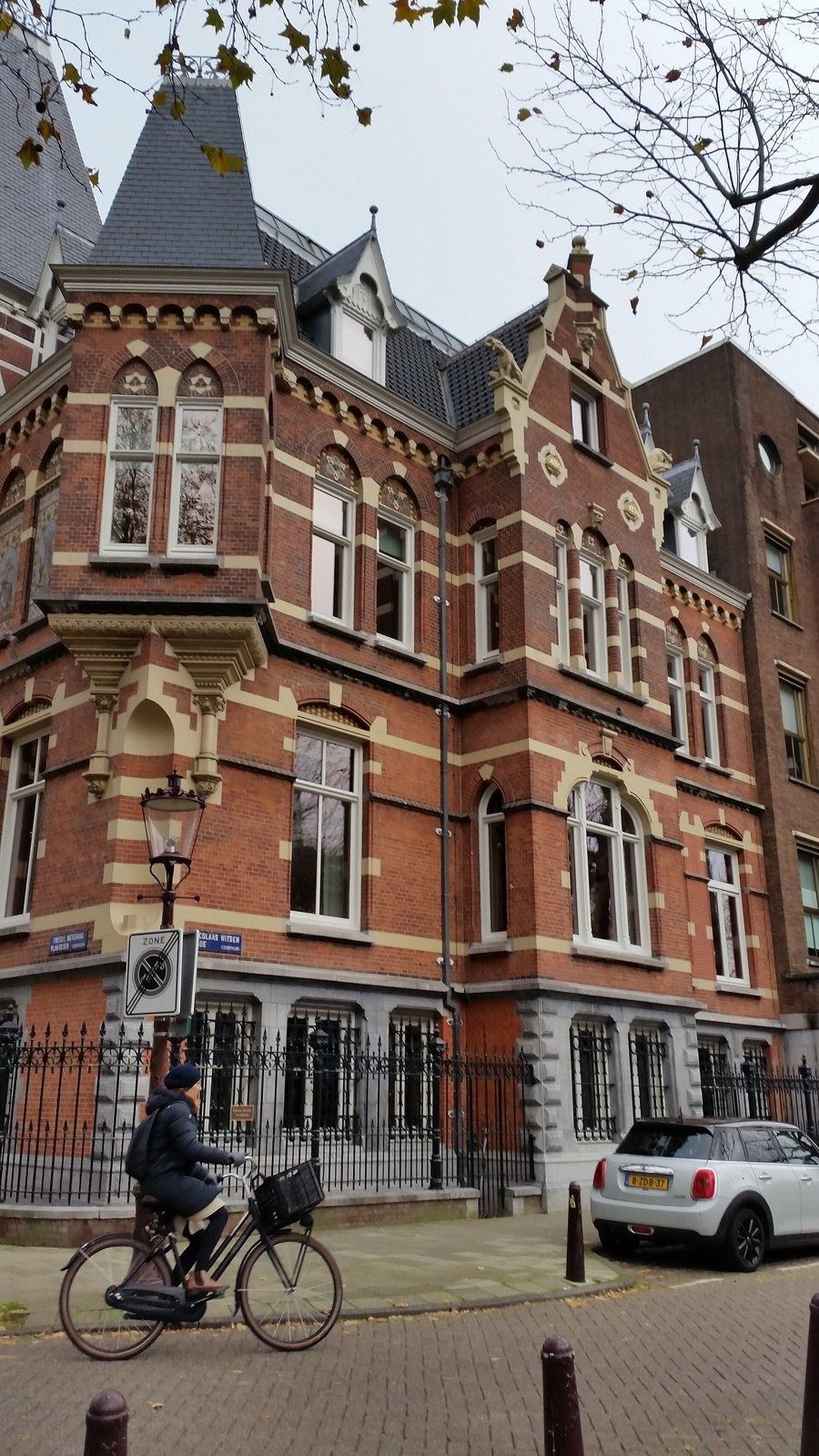 Heineken: Side of a brick villa with a cyclist passing on the cobbled street