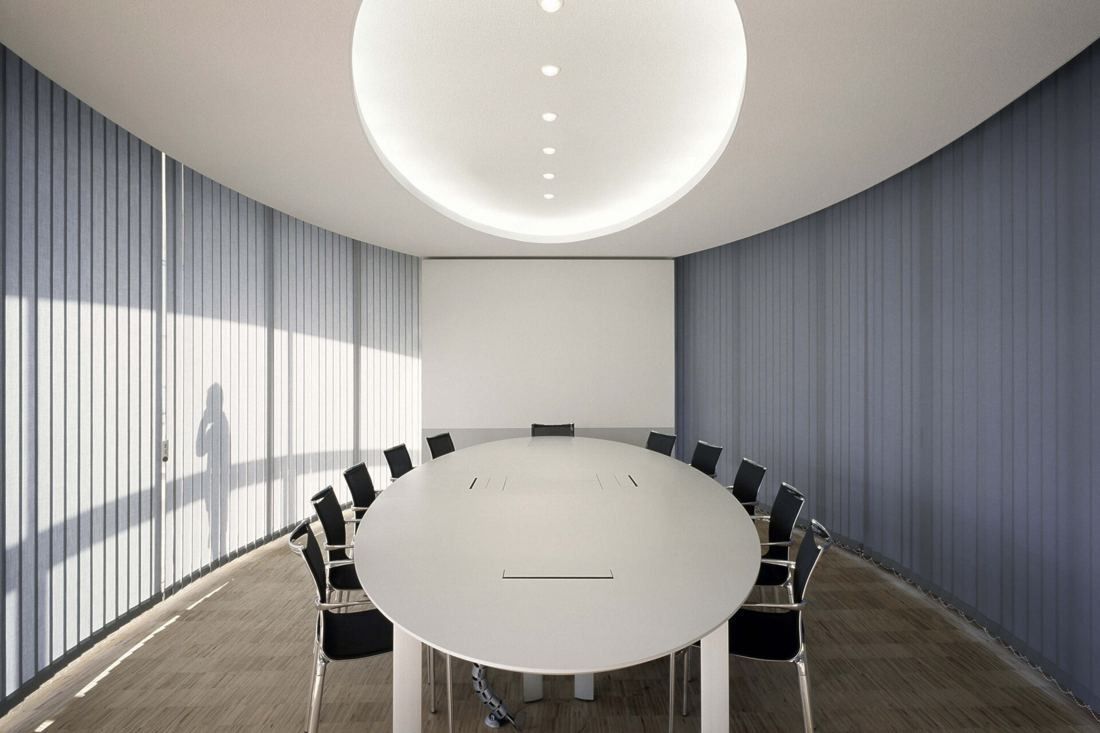 Henkel: Meeting room with an oval white table under a round ceiling light