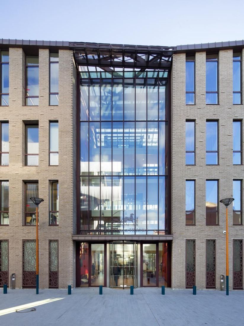Hermès: Brick building with a tall glass entrance hall