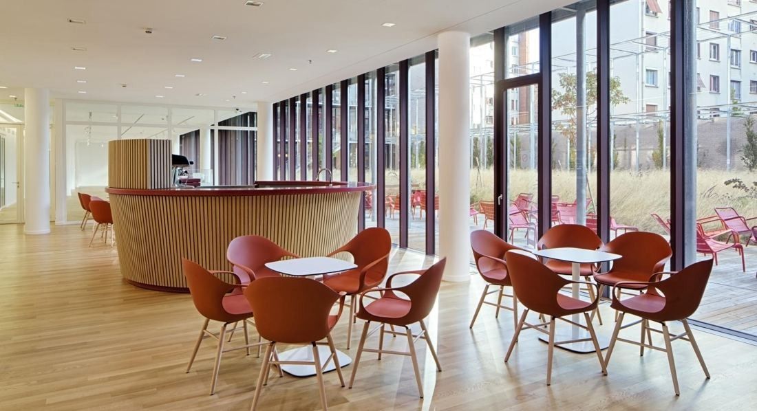 Hermès: Long garden of tall grasses between two glass-and-metal buildings