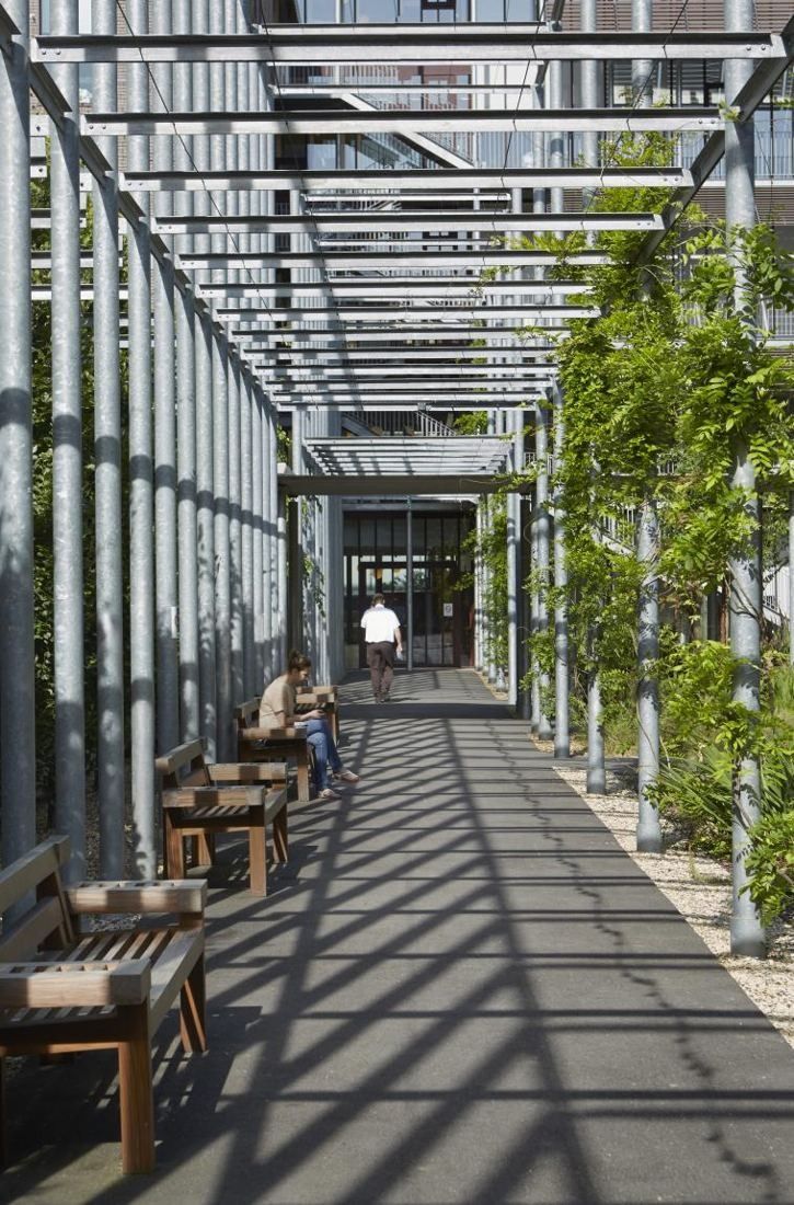 Hermès: Pergola walkway lined with climbing plants and benches