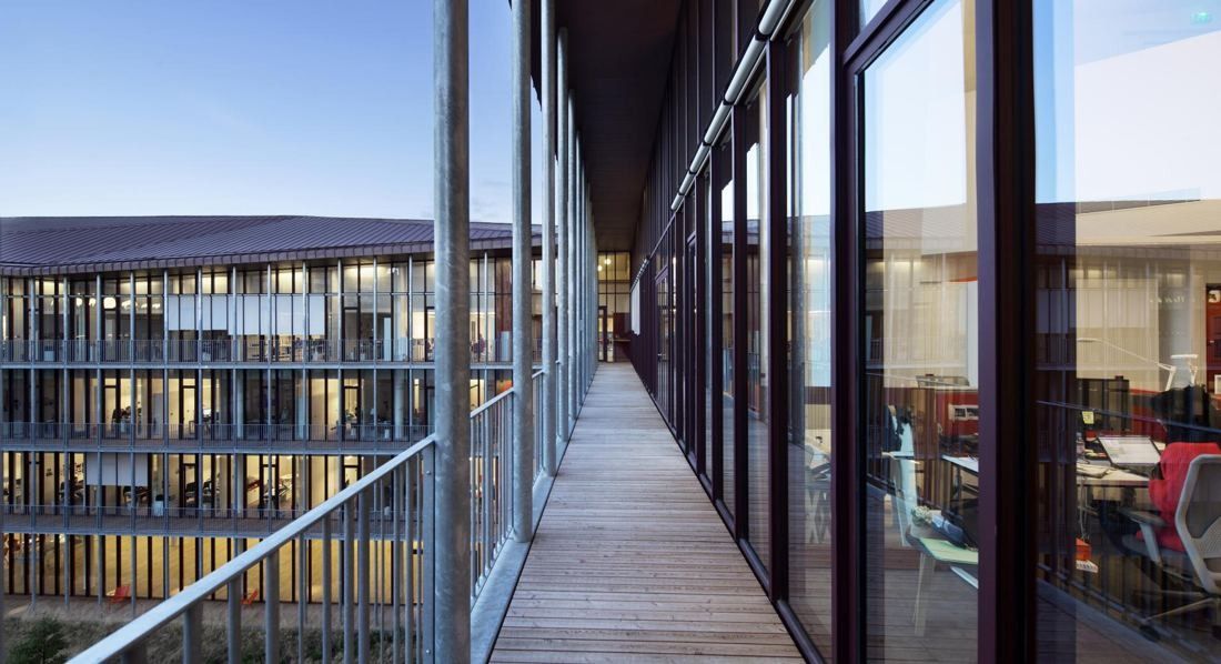 Hermès: Wooden walkway along a glass façade overlooking a courtyard