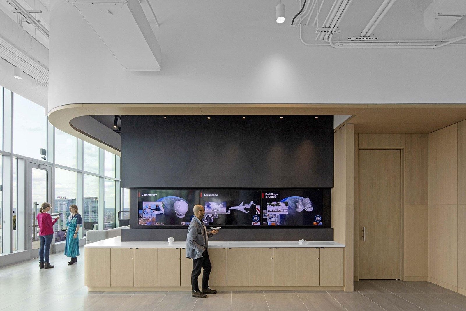 Honeywell: Exhibit wall with screens