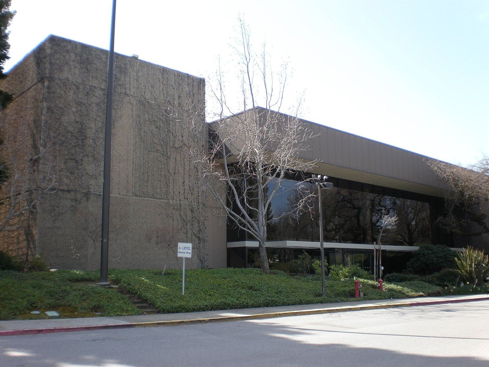 HP Inc.: A concrete building on the campus