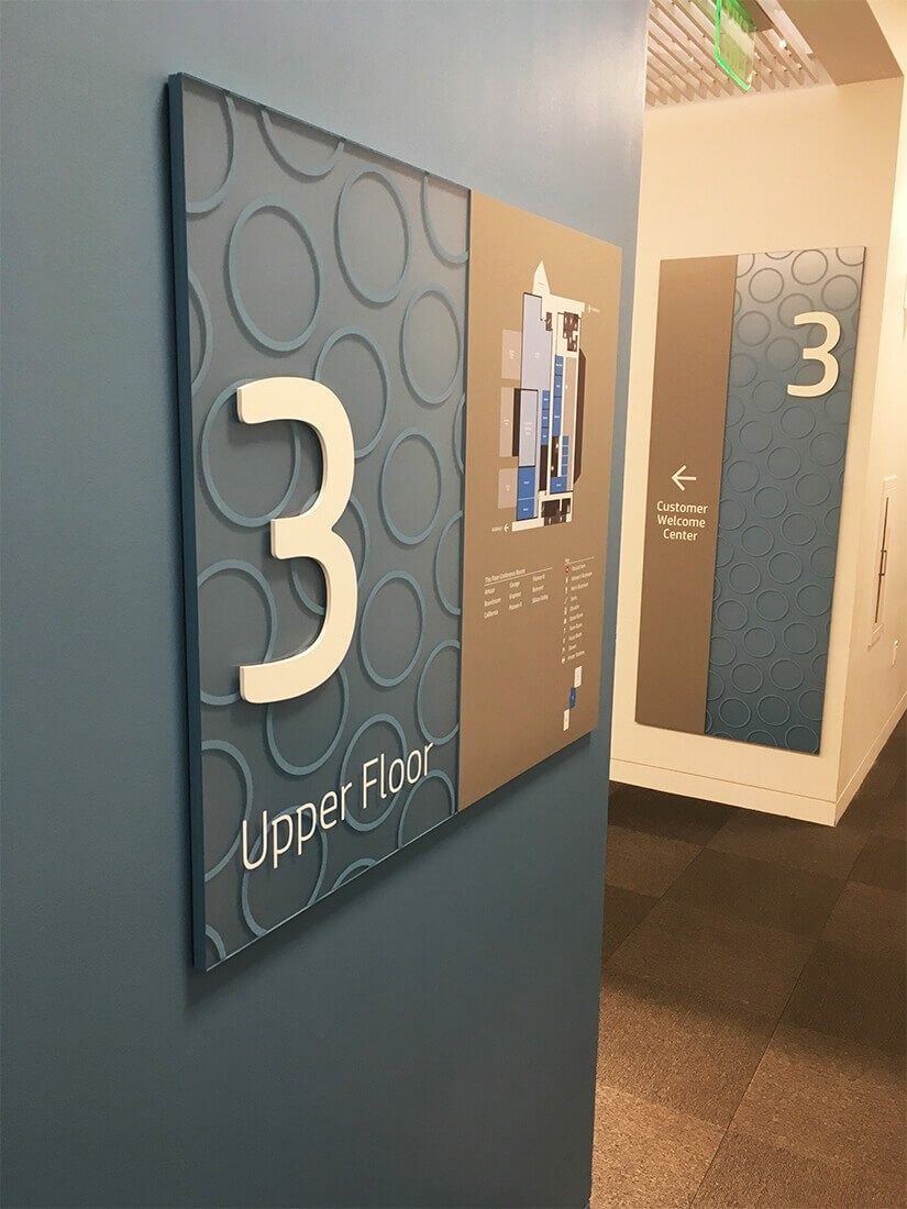 HP Inc.: Floor signs at a stair landing