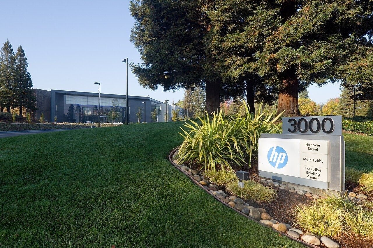 Low headquarters building behind an HP sign at 3000 Hanover Street