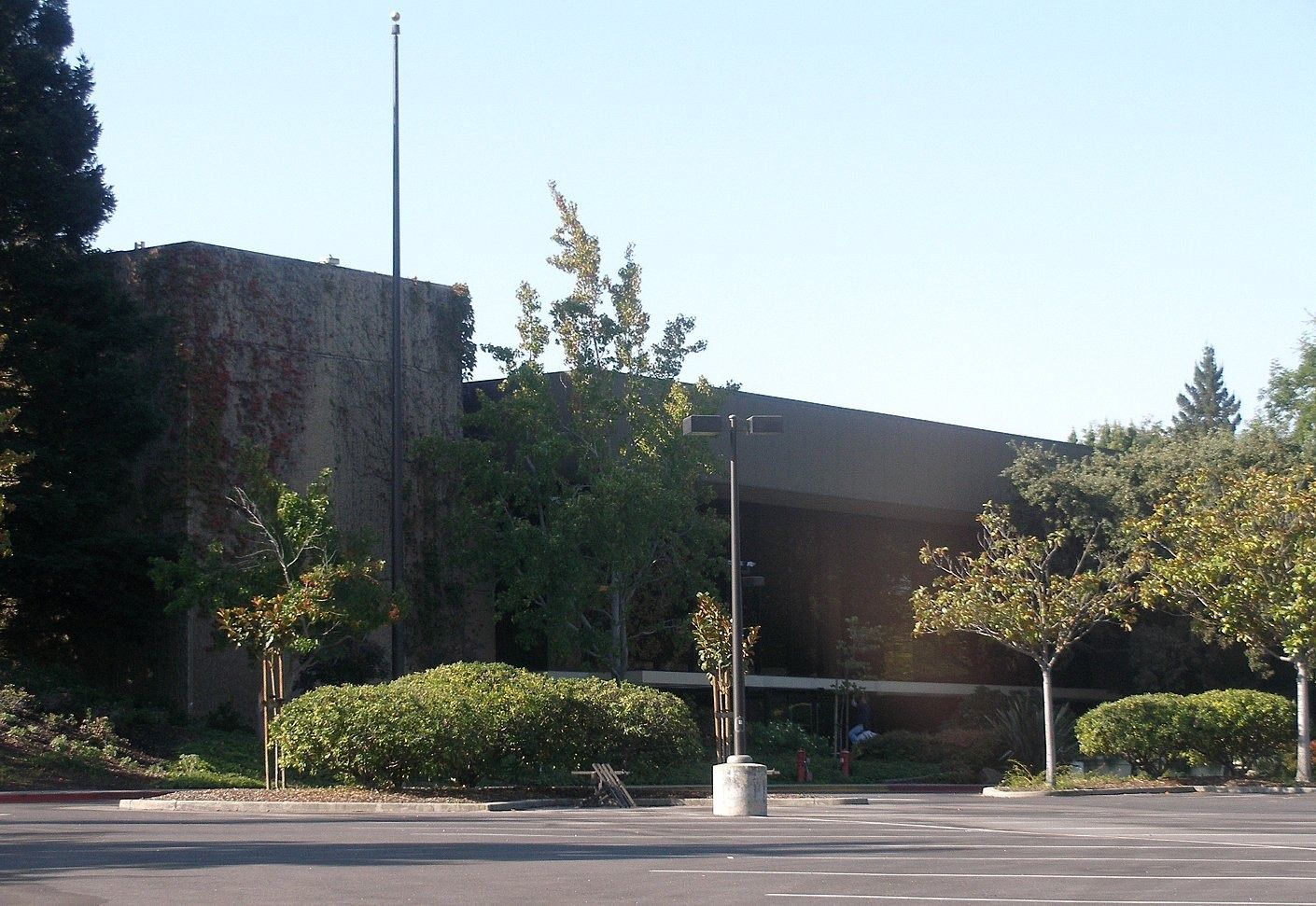 HP Inc.: The headquarters entrance among trees