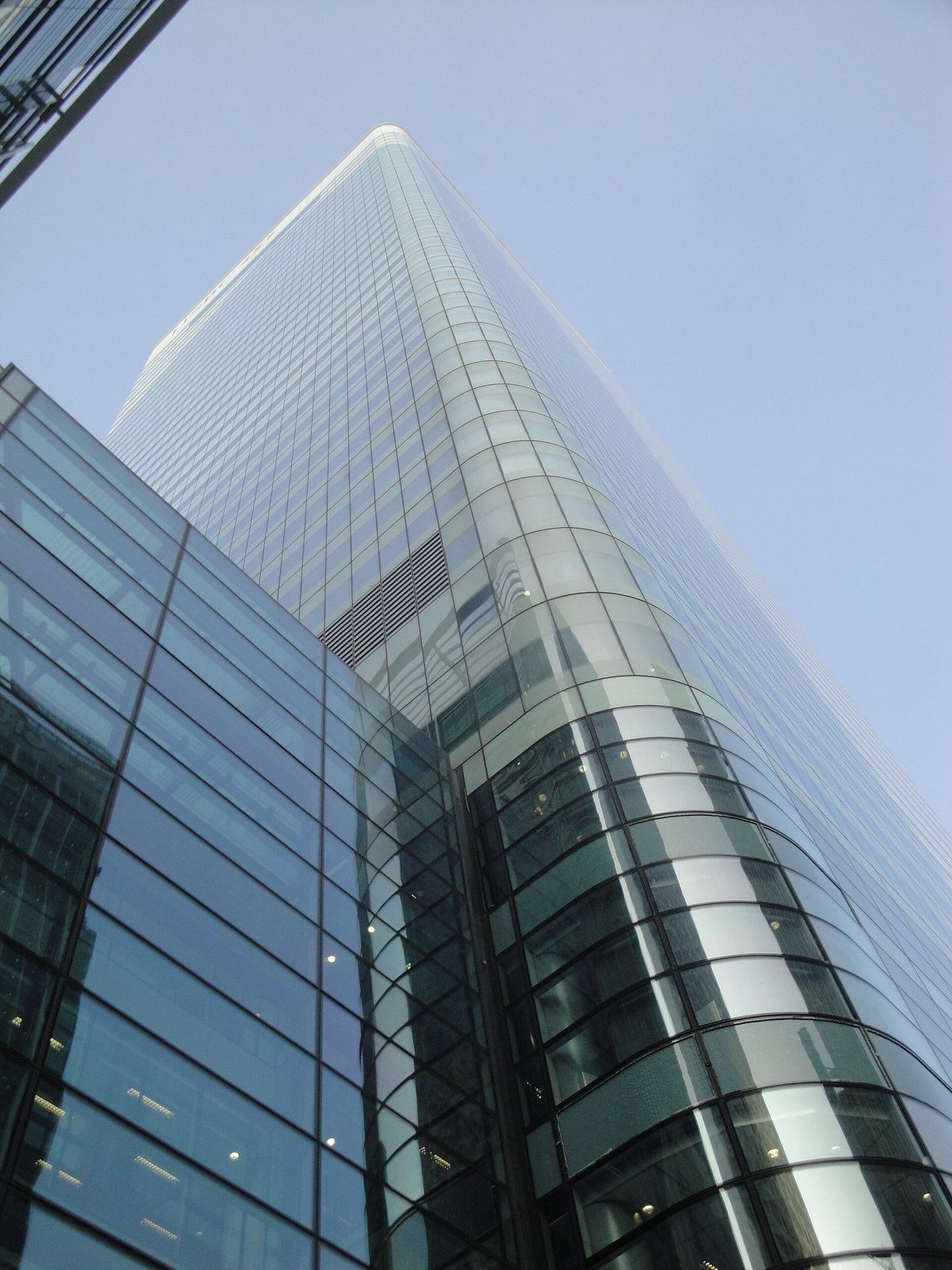 HSBC: Glass tower seen from the ground looking straight up