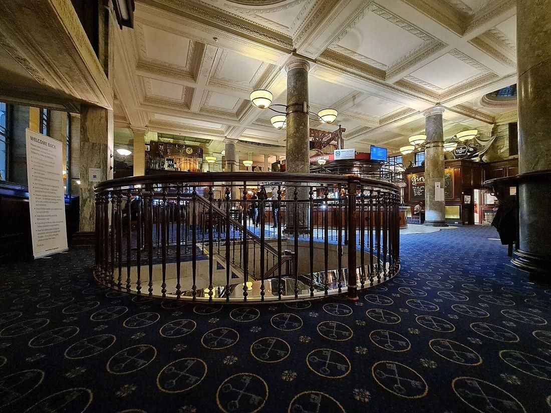 Former banking hall with columns and a round balustrade