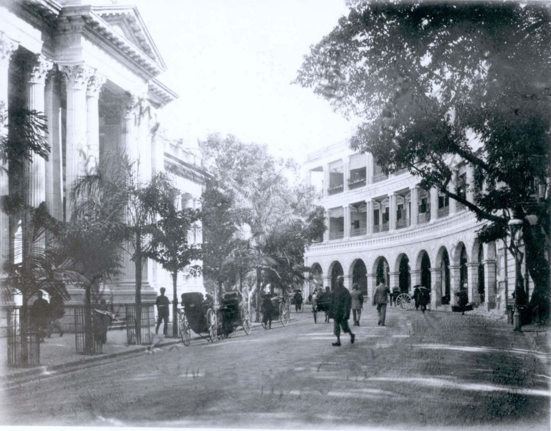 Old photo of Queen's Road Central with the bank building on the left