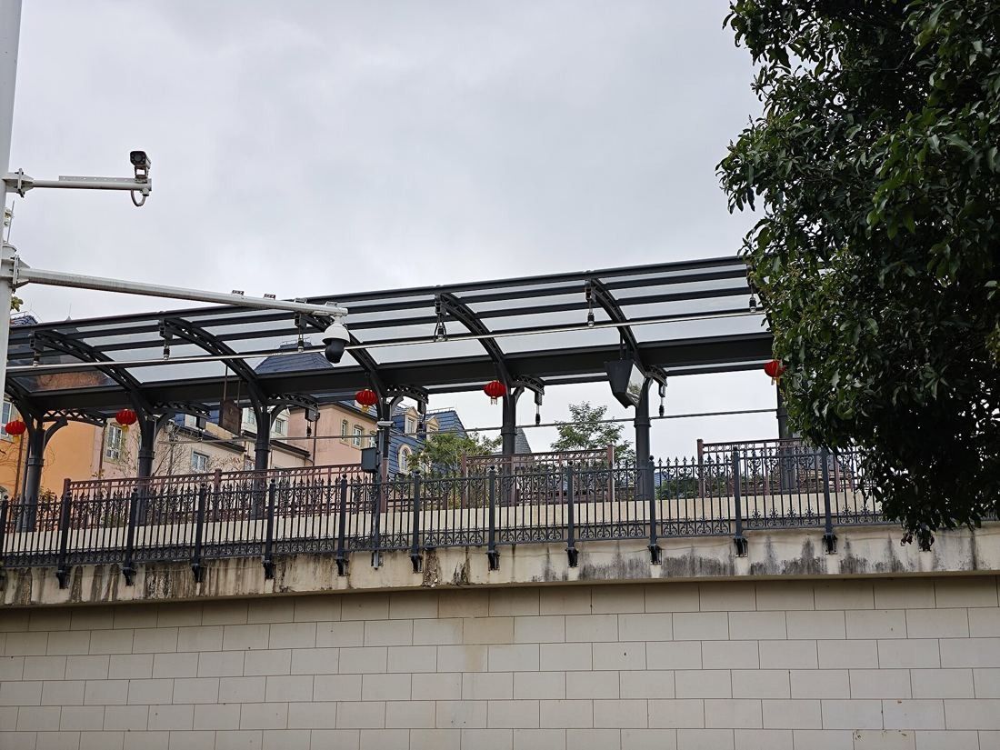 Huawei: Covered railway platform with iron canopy and railings