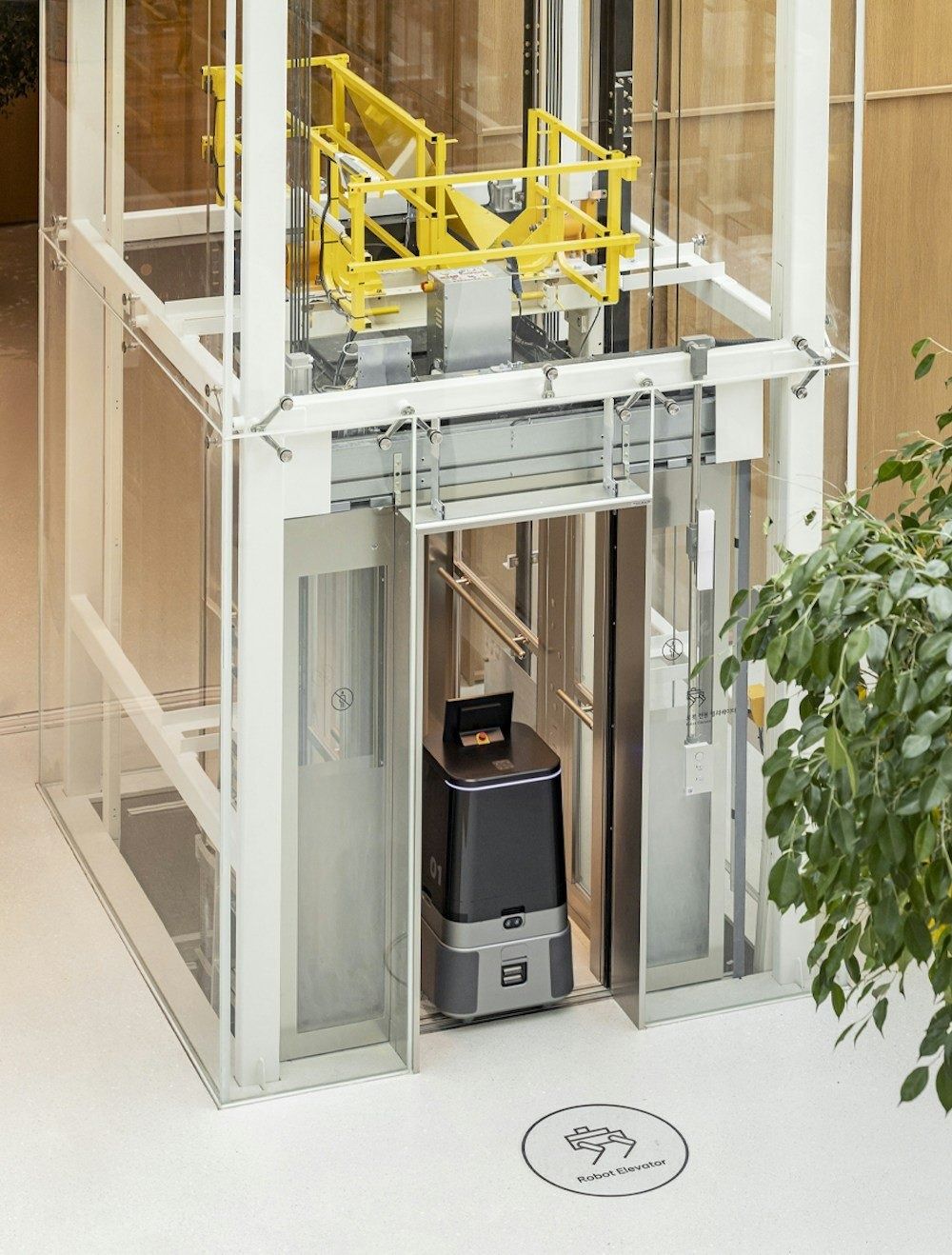 Hyundai Motor Company: Glass robot elevator