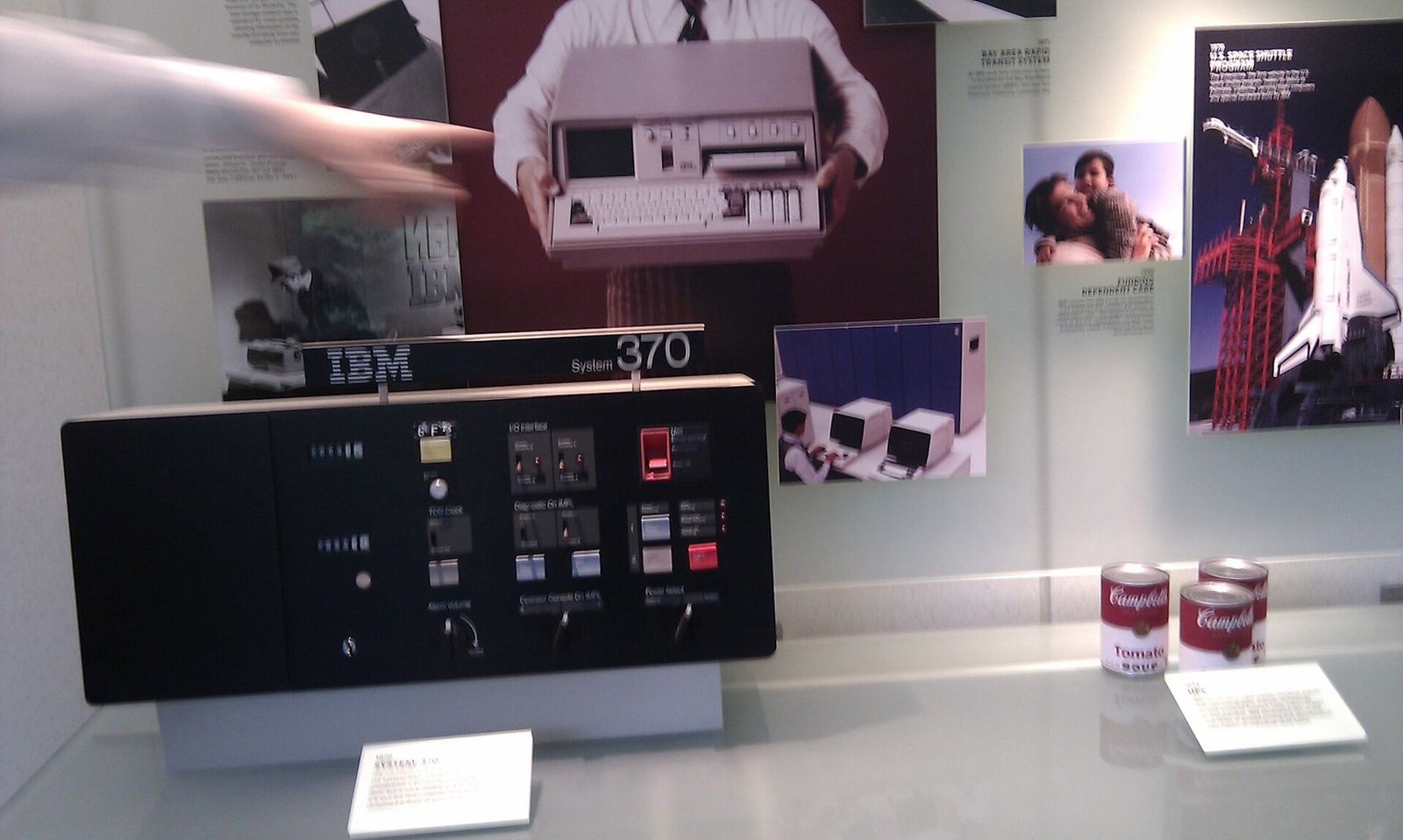 IBM: Historic IBM machines in a display case