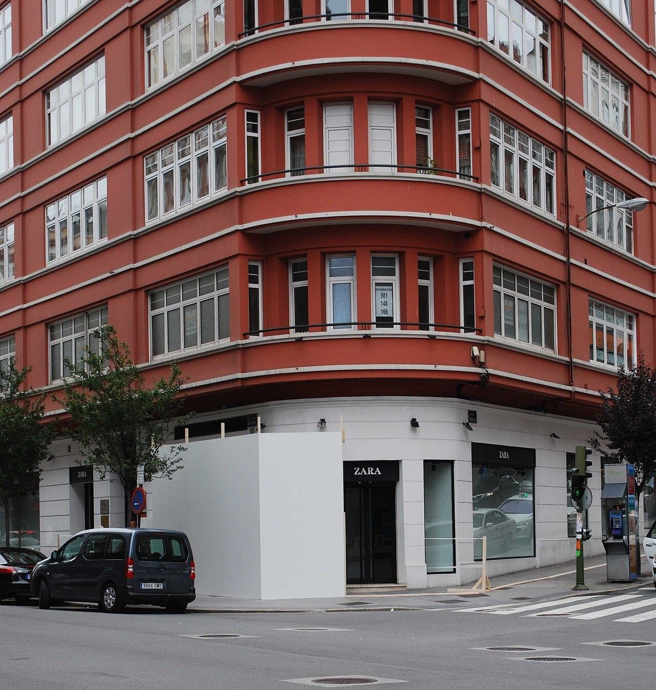 Corner building in A Coruña with a Zara store