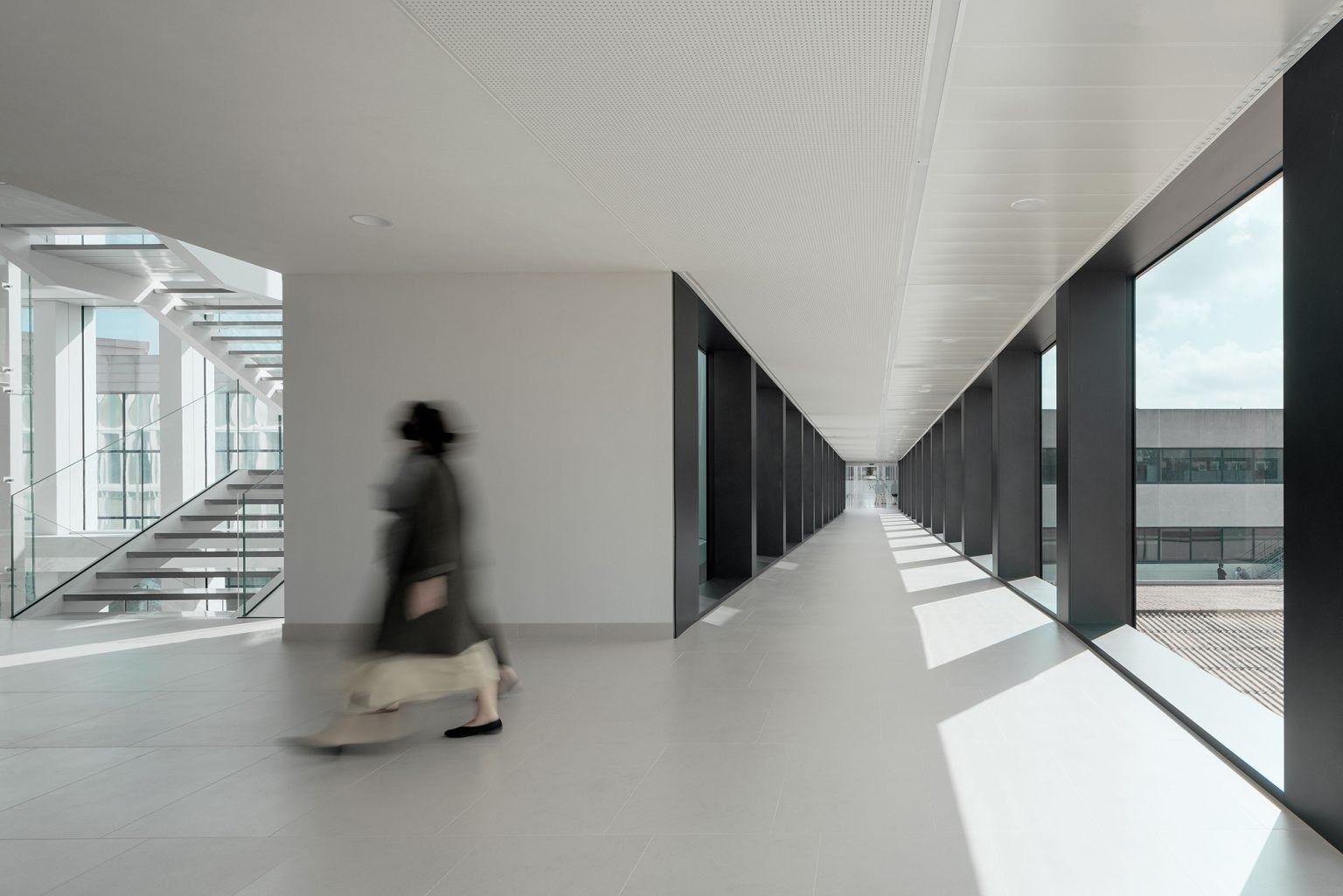 Inditex: Long glazed corridor